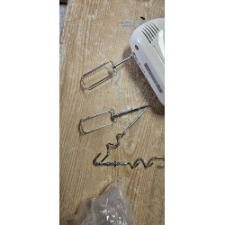 Beli Severin HM 3827 ručni mikser snage 200 W sa 5 brzina