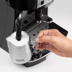Crni DeLonghi Magnifica S ECAM 22.110.B automatski aparat za kafu sa sistemom za mlečnu penu