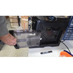 Crni DeLonghi Magnifica S ECAM 22.110.B automatski aparat za kafu sa sistemom za mlečnu penu