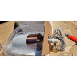 Loistaa Mello stona lampa sa sivim pamučnim abažurom, betonskom bazom i bakarnim metalnim detaljem