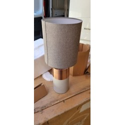 Loistaa Mello stona lampa sa sivim pamučnim abažurom, betonskom bazom i bakarnim metalnim detaljem