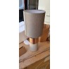 Loistaa Mello stona lampa sa sivim pamučnim abažurom, betonskom bazom i bakarnim metalnim detaljem