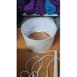 Tosel Mykines podna lampa u skandinavskom stilu sa drvenim stalkom i bež cilindričnim abažurom