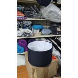 Crna Tosel Mykines podna lampa u skandinavskom stilu sa drvenim stalkom, cilindričnim abažurom i E27 grlom
