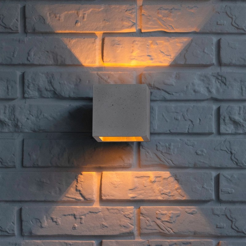 Moderna zidna lampa SpotLight Block I u obliku kocke sa teksturom betona koja osvetljava zid nagore i nadole