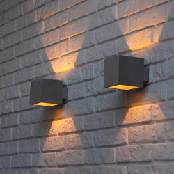 Moderna zidna lampa SpotLight Block I u obliku kocke sa teksturom betona koja osvetljava zid nagore i nadole