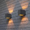 Moderna zidna lampa SpotLight Block I u obliku kocke sa teksturom betona koja osvetljava zid nagore i nadole