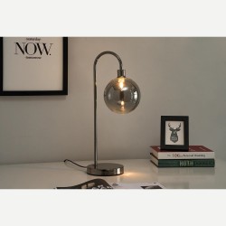 Skandinavska siva stona LED lampa Loistaa Kjul sa mat staklenim abažurom i gvozdenim postoljem