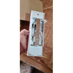 Trio Lugano bela LED zidna lampa sa tekstilnim abažurom, niklovanim metalnim delom i integrisanim LED izvorom