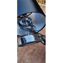 Crna Näve John stona lampa sa tekstilnim abažurom, hromiranim metalnim ramom i staklenim detaljima