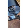 Crna Näve John stona lampa sa tekstilnim abažurom, hromiranim metalnim ramom i staklenim detaljima