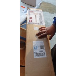Nino Forest podna lampa sa belim tekstilnim abažurom, delimično masivnim hrastom i srebrnim postoljem