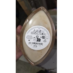 WoodWick Vanilla Bean ovalna mirisna sveća u staklenoj posudi sa drvenim poklopcem i blago pomerenim voskom