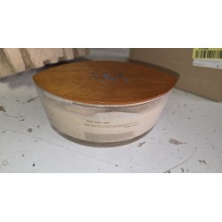 WoodWick Vanilla Bean ovalna mirisna sveća u staklenoj posudi sa drvenim poklopcem i blago pomerenim voskom