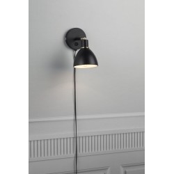 Moderna skandinavska zidna lampa Nordlux Ray u mat crnoj boji sa zlatnim mesinganim prstenom
