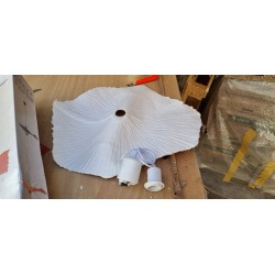 Nave Crazy Paper visilica sa belim papirnim abažurom i zlatnom unutrašnjom stranom, prečnika 56 cm