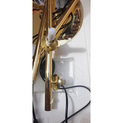 Loistaa Kjul podna lampa u boji mesinga sa staklenim kuglama i jednom kuglom koja nedostaje