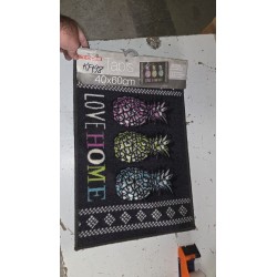 Prostirka Love Ananas 40x60 cm sa crnom podlogom, šarenim ananasima i natpisom Love Home