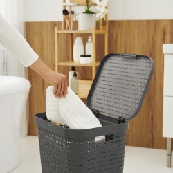 Rotho Country plastična korpa za veš u antracit boji sa izgledom ratana zapremine 55L