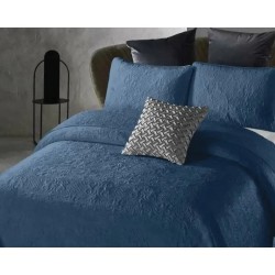 Dreamhouse Velvet Clara indigo plavi somotski prekrivač 180x250 na krevetu