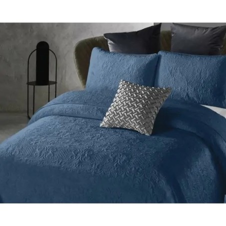 Dreamhouse Velvet Clara indigo plavi somotski prekrivač 180x250 na krevetu