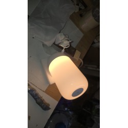 Meross MSL450HK pametna stona lampa sa RGB osvetljenjem, belim kućištem i kontrolom preko aplikacije