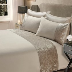 Luksuzna bež Sienna Home posteljina sa detaljima od zgužvanog somota na krevetu