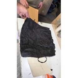 Crna pamučna navlaka za sofu sa ukrasnim faltama i vezicama uživo