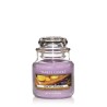 Yankee Candle Lemon Lavender mirisna sveća u maloj staklenoj tegli od 104 grama sa aromom limuna i lavande