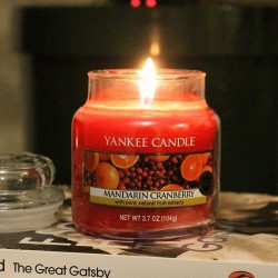 Yankee Candle Mandarin Cranberry mirisna sveća u maloj staklenoj tegli od 104 grama sa voćnim mirisom mandarine i brusnice