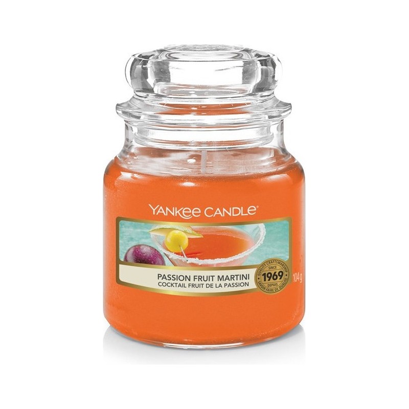 ankee Candle Passion Fruit Martini mirisna sveća u maloj staklenoj tegli od 104 grama sa tropskim motivom marakuje i manga
