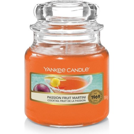 ankee Candle Passion Fruit Martini mirisna sveća u maloj staklenoj tegli od 104 grama sa tropskim motivom marakuje i manga