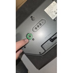 Orium digitalni zidni LED sat sa belim brojevima i termometrom na zatamnjenom staklu