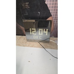 Orium digitalni zidni LED sat sa belim brojevima i termometrom na zatamnjenom staklu