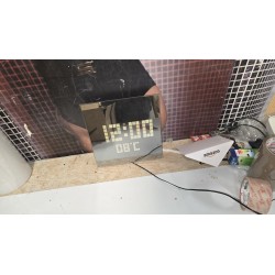 Orium digitalni zidni LED sat sa belim brojevima i termometrom na zatamnjenom staklu