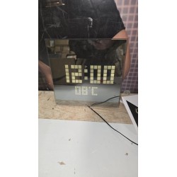 Orium digitalni zidni LED sat sa belim brojevima i termometrom na zatamnjenom staklu