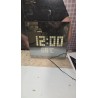 Orium digitalni zidni LED sat sa belim brojevima i termometrom na zatamnjenom staklu