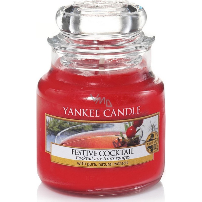 Yankee Candle Festive Cocktail mirisna sveća u maloj staklenoj tegli sa prazničnim motivom brusnice i bora