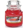 Yankee Candle Festive Cocktail mirisna sveća u maloj staklenoj tegli sa prazničnim motivom brusnice i bora
