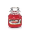 Yankee Candle Festive Cocktail mirisna sveća u maloj staklenoj tegli sa prazničnim motivom brusnice i bora