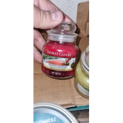 Yankee Candle Festive Cocktail mala mirisna sveća u staklenoj tegli od 104 g sa mirisom brusnice, citrusa i bora