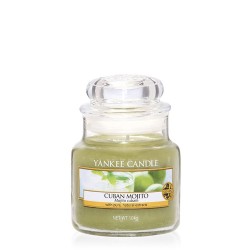 Yankee Candle Cuban Mojito mirisna sveća u maloj staklenoj tegli od 104 grama sa osvežavajućim tropskim mirisom limete i nane