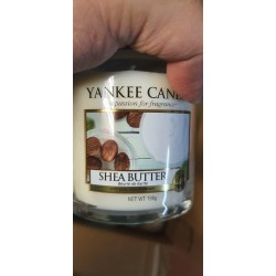 Yankee Candle Shea Butter mirisna sveća u maloj staklenoj čaši od 198 g