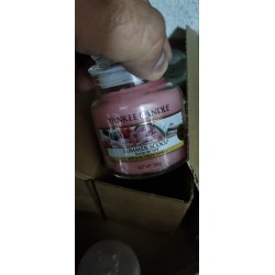 Yankee Candle Summer Scoop mala mirisna sveća u staklenoj tegli od 104 g sa mirisom jagode i vanile