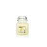 Žuta Yankee Candle mirisna sveća u maloj tegli sa mirisom sicilijanskog limuna