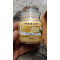 Žuta Yankee Candle mirisna sveća u maloj tegli sa mirisom sicilijanskog limuna uživo