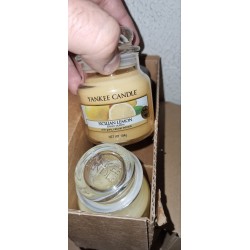 Žuta Yankee Candle mirisna sveća u maloj tegli sa mirisom sicilijanskog limuna uživo