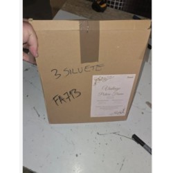 Set od tri crne metalne zidne dekoracije sa apstraktnim ženskim figurama dimenzija 25 x 35 cm