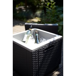 Grafit sivi Keter Ice Cube 3u1 baštenski stočić, frižider i tabure od plastike sa izgledom ratana i rupom na uglu poklopca