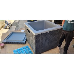 Grafit sivi Keter Ice Cube 3u1 baštenski stočić, frižider i tabure od plastike sa izgledom ratana i rupom na uglu poklopca
